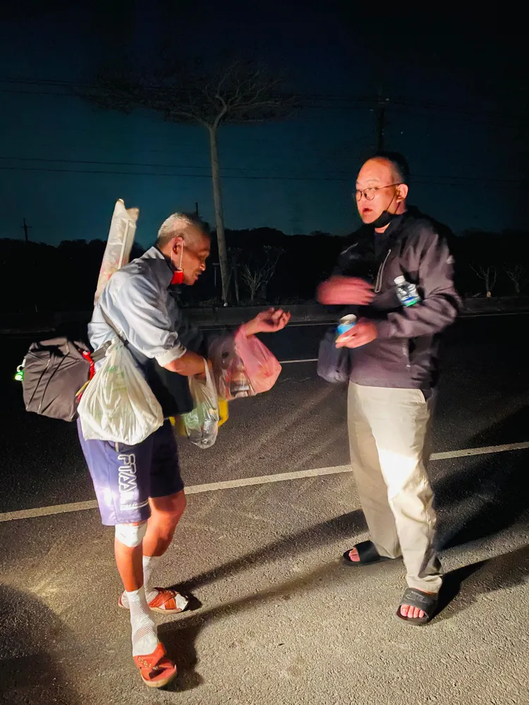 當天周俊興（右）也是要去見媽祖，目睹感人的一刻，周先生詢問阿伯是否要載他去朝天宮，但阿伯因跟媽祖許願要還願，因此堅持徒步前往。周俊興提供