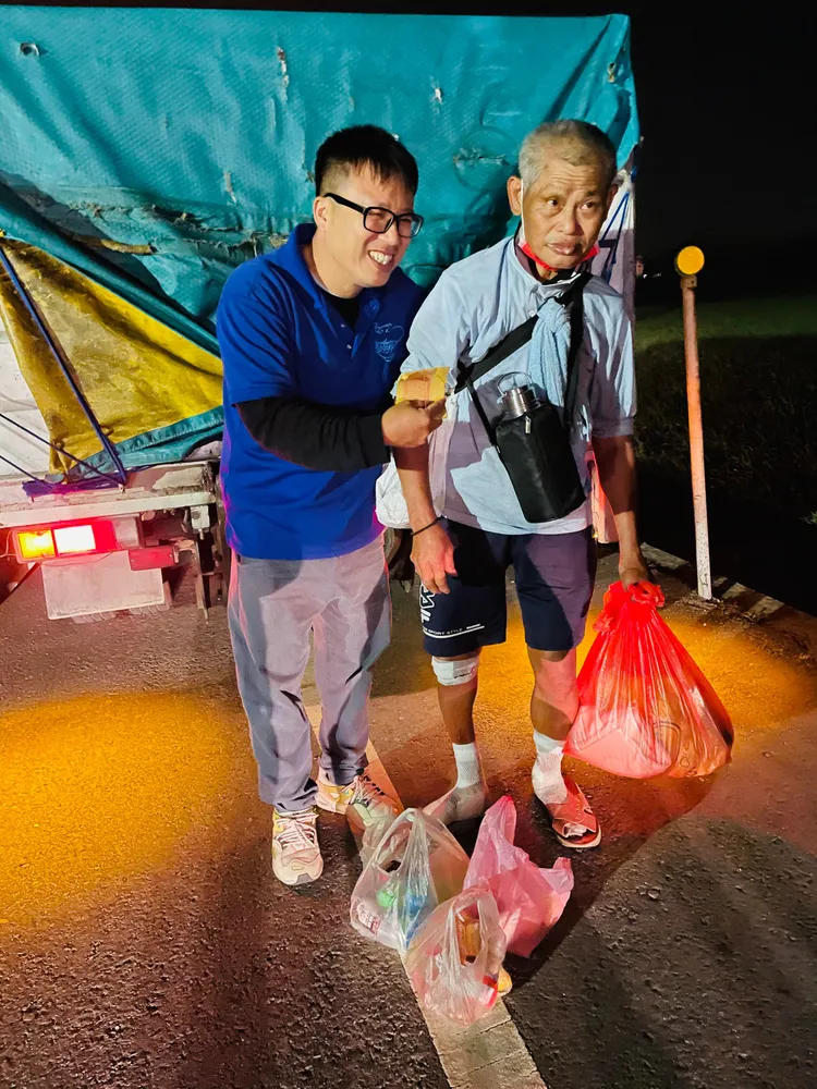 貨車司機也是虎尾人（左），為阿伯點亮前方的道路。周俊興提供