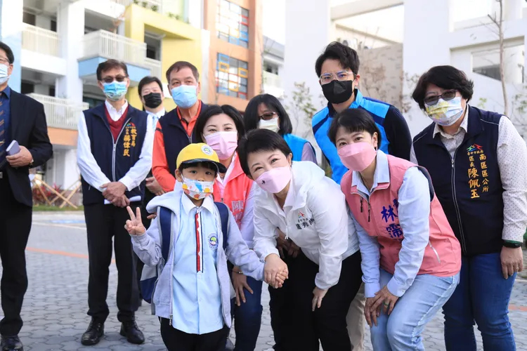 盧秀燕到南區樹德國小視察開學日，與學童合照。市府提供