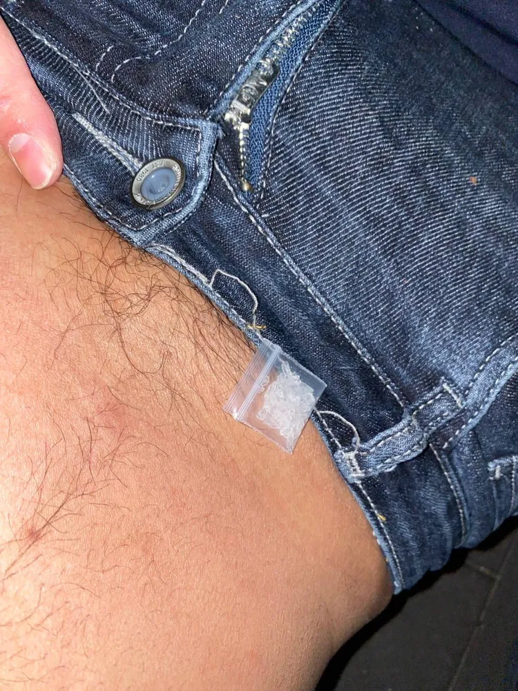 藥頭將安非他命藏在褲頭。翻攝畫面