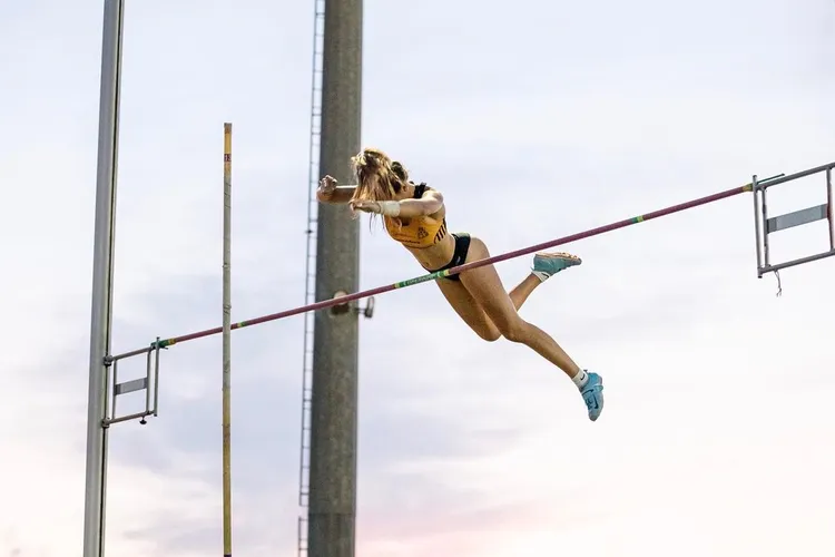 費南德茲過竿動作優美。   翻攝claraaafernandez IG