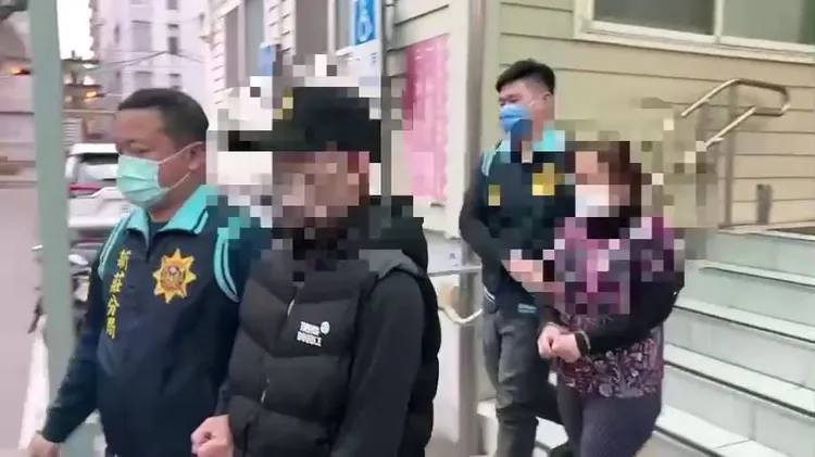 警方將2名車手移送法辦。新莊警分局提供