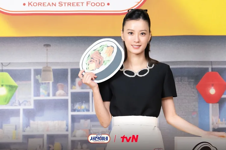 鄭裕美負責包紫菜飯捲。翻攝tvN