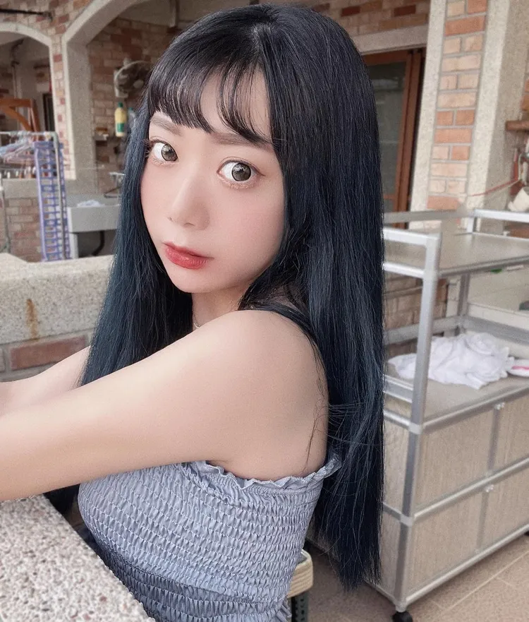 妘薇有一雙大眼，還會散發無辜的眼神。