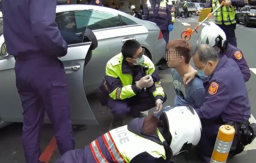 開車違停巷口睡著　腿上這東西露餡！新北男見警竄逃撞車遭逮