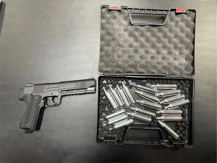 警方查扣瓦斯槍。板橋警分局提供