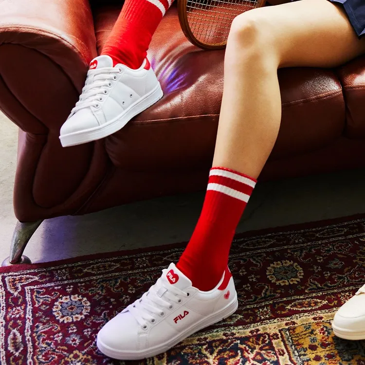 FILA 2023年情人節限定小白鞋，鞋側與後跟皆以刺繡呈現品牌LOGO，選用輕柔霧滑的質感皮革，為休閒穿搭注入高級時尚氛圍。品牌提供