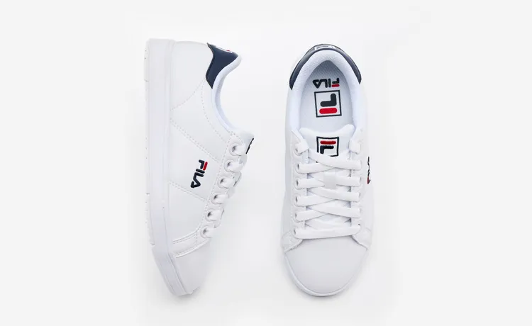 情人節限定塗鴉小白鞋經典藍款式，2080元。品牌提供