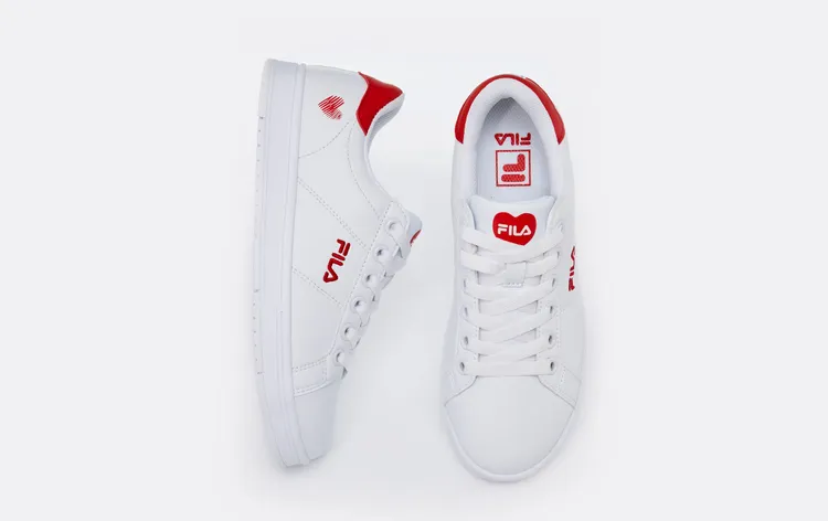 情人節限定塗鴉小白鞋熱戀紅款式，2080元。品牌提供