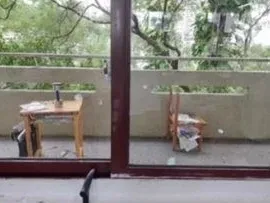 課桌椅被搬到教室外。翻攝自Dcard論壇