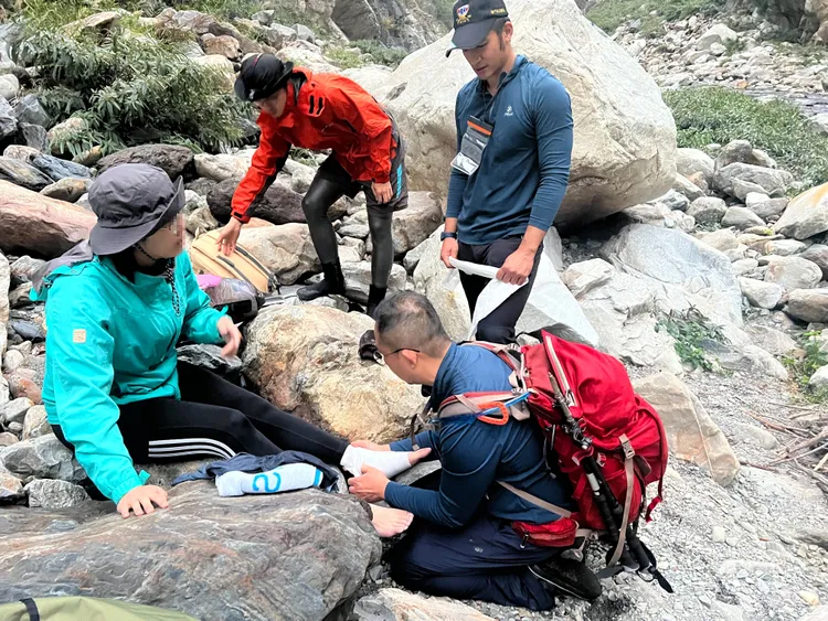 陳女左腳扭傷，救援人員為她包紮。民眾提供