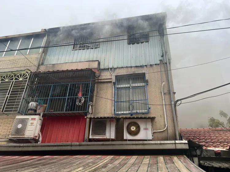 3樓火場冒煙起火。桃園市消防局提供