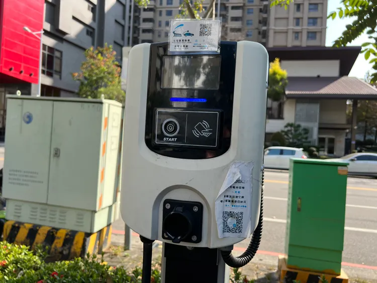 太平區的公有停車場上有人張貼加入充電群組的QR CODE。鮮明攝