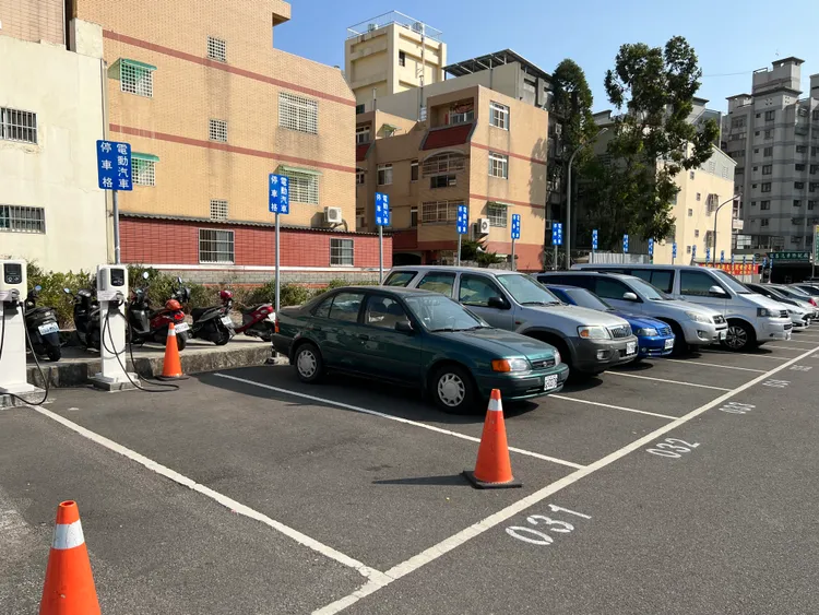 台中太平育賢停車場，20個電動車停車格僅2個充電樁。鮮明攝