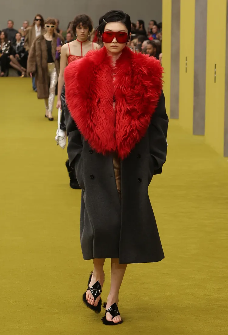 引入心形立體剪裁的禮服或是大衣領片，隱藏了「from heart of GUCCI」的寓意。品牌提供