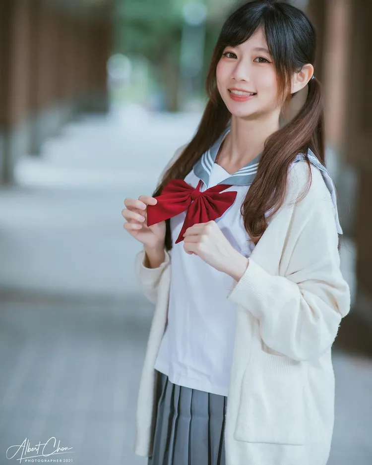 朵莉Dolly穿上制服外拍根本就是校園美少女。