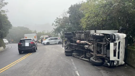 小貨車失控翻覆衝對向車道撞2車　無辜騎士遭擊落倒地受傷