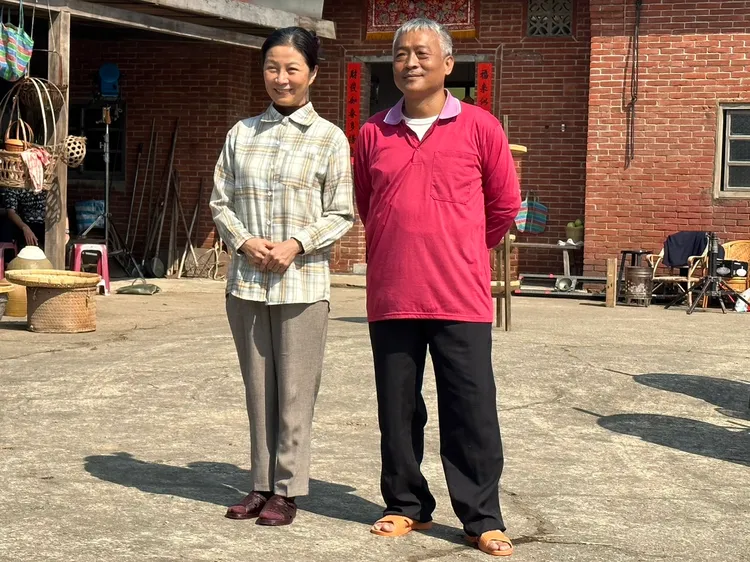 方文琳（左）和謝銘祐換上戲服就像是當地屋主。蔡依庭攝