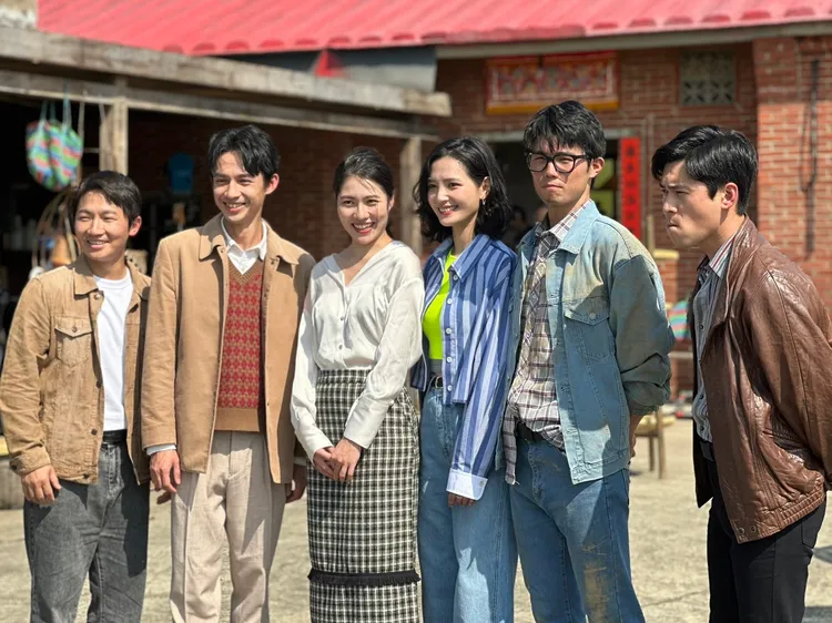 蔡昌憲（左起）、洪毓璟、梁湘華、吳子霏、張耀仁、黃迪揚今出席開鏡儀式。蔡依庭攝