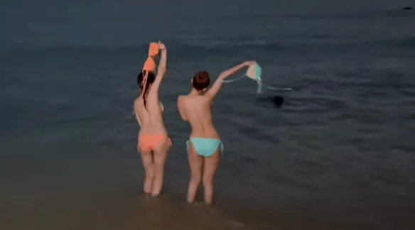 林莎和元元脫去比基尼上衣。翻攝自元元YouTube