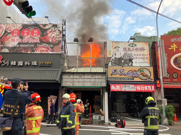 現場竄出火舌。民眾提供