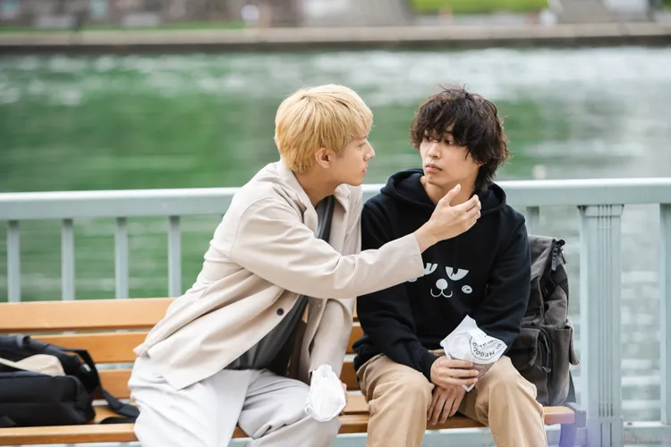 松岡廣大(右)和中尾暢樹在《人氣同人作家貓屋敷想得到認同》是高中同學，逐漸產生愛意。甲上娛樂
