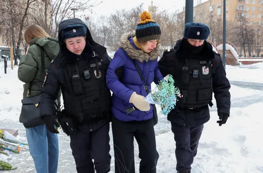 她的花還在手上！莫斯科民眾警察眼前獻花反戰　立刻被捕