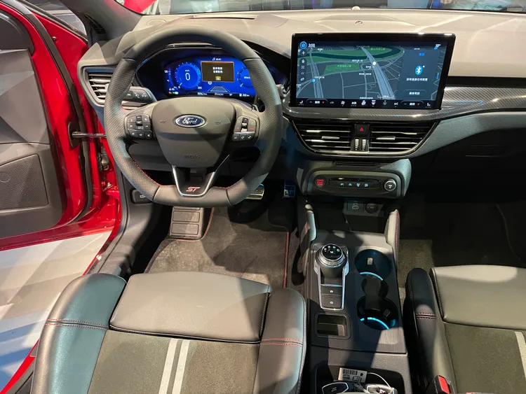 Ford小改款Focu座艙配上全新13.2吋懸浮式全彩LCD觸控螢幕，並導入人因介面及運算效能全面升級的新世代SYNC4娛樂通訊整合系統。林浩昇攝