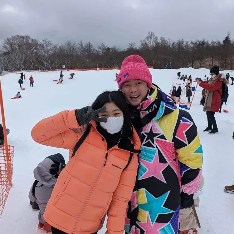 彈頭跟女兒開心合照。本人提供