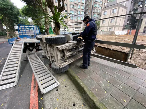 駕駛堆高機爬上貨車斗　不慎翻覆！男子遭重壓傷重不治