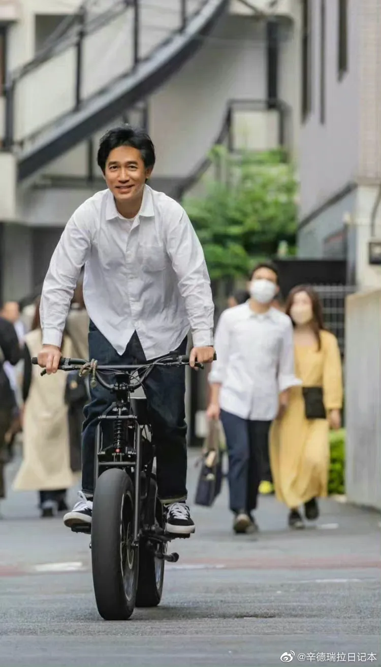 梁朝偉在日本開心騎單車的模樣迷人。翻攝微博