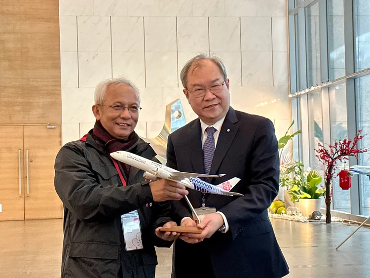 小小機師體驗營，華航總經理高星潢(右)致贈模型飛機予原聲童聲合唱團團長兼指揮馬彼得(左)留念。業者提供