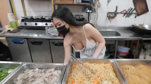 士林夜市便當店「女店員爆乳上菜」　想吃嗎？她說：買兩碗再送兩顆