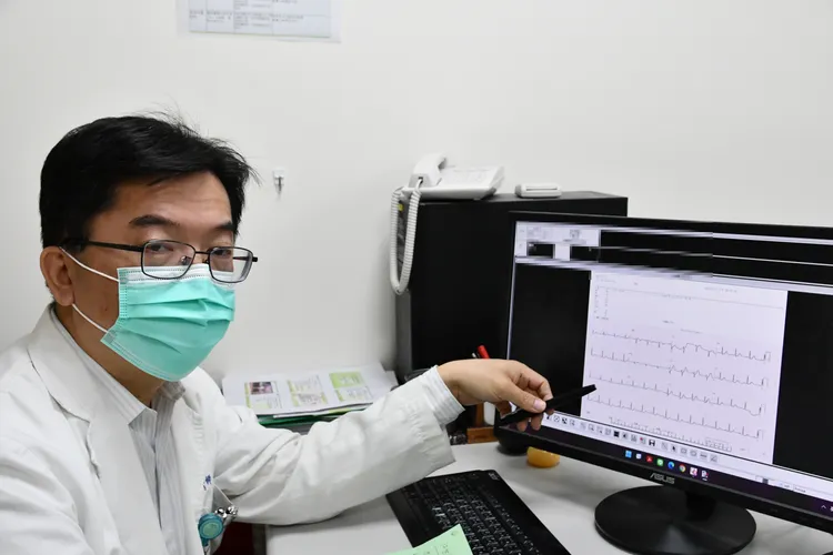 陳大中說，還好當時堅持要江先生留院觀察，才能把握住短短幾分鐘的黃金救援時間。台中醫院提供