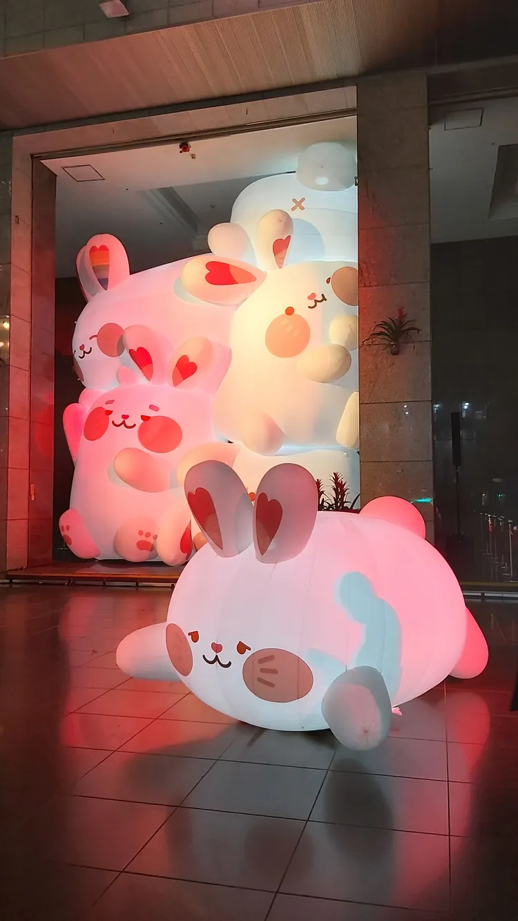 巨大萌兔攤在地上，是今年燈會焦點之一。莊宗達攝