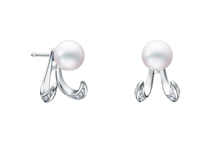 danger claw系列18K白金珍珠耳環，15萬9000元。品牌提供