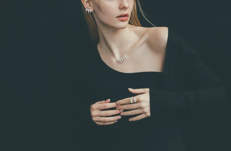 danger fang系列利用利爪形象和Akoya珍珠及璀璨鑽石間的對比，打造出突破性別框架的率性氣息。品牌提供