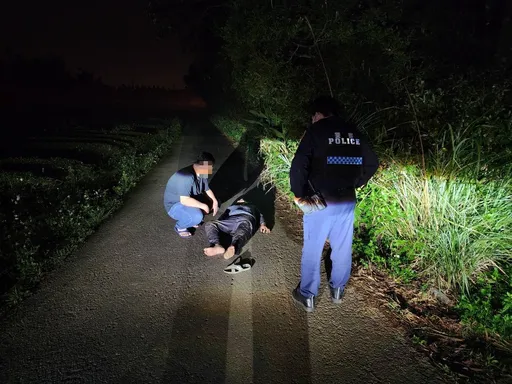 老翁半夜溜出安養中心倒臥茶園 龍潭警漏夜搜尋找到人