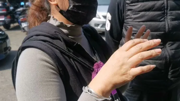 家屬指工地警示燈微弱。翻攝畫面