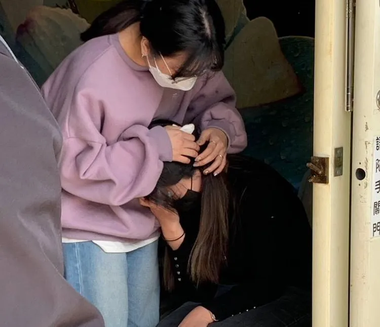 陳俞安的女友在相驗時痛哭失聲。翻攝畫面