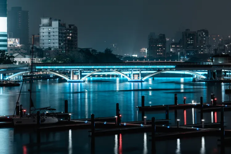 高雄市政府在愛河沿岸點亮土耳其藍色，傳遞對土耳其的祝福。市府提供