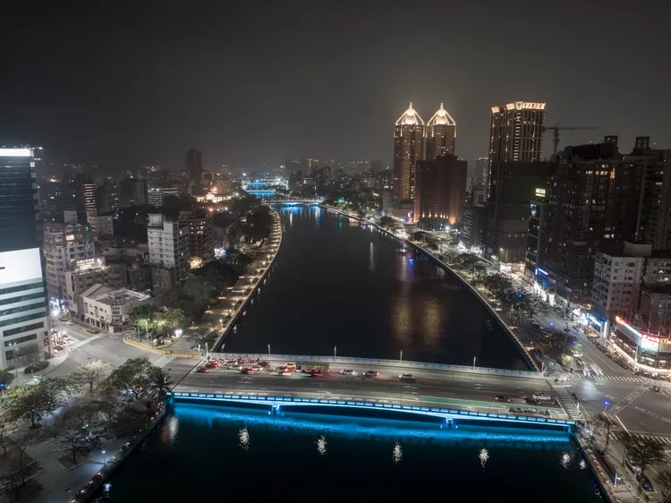 高雄市政府在愛河沿岸點亮土耳其藍色，傳遞對土耳其的祝福。市府提供