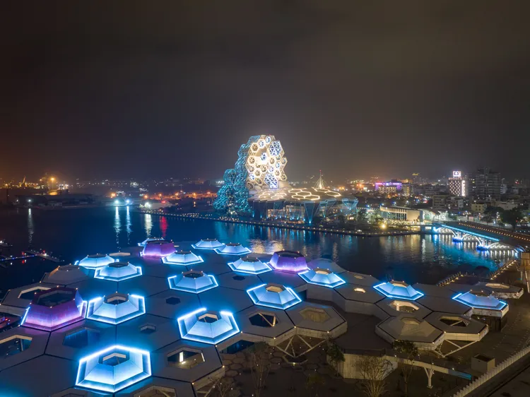 高雄市政府在愛河沿岸點亮土耳其藍色，傳遞對土耳其的祝福。市府提供