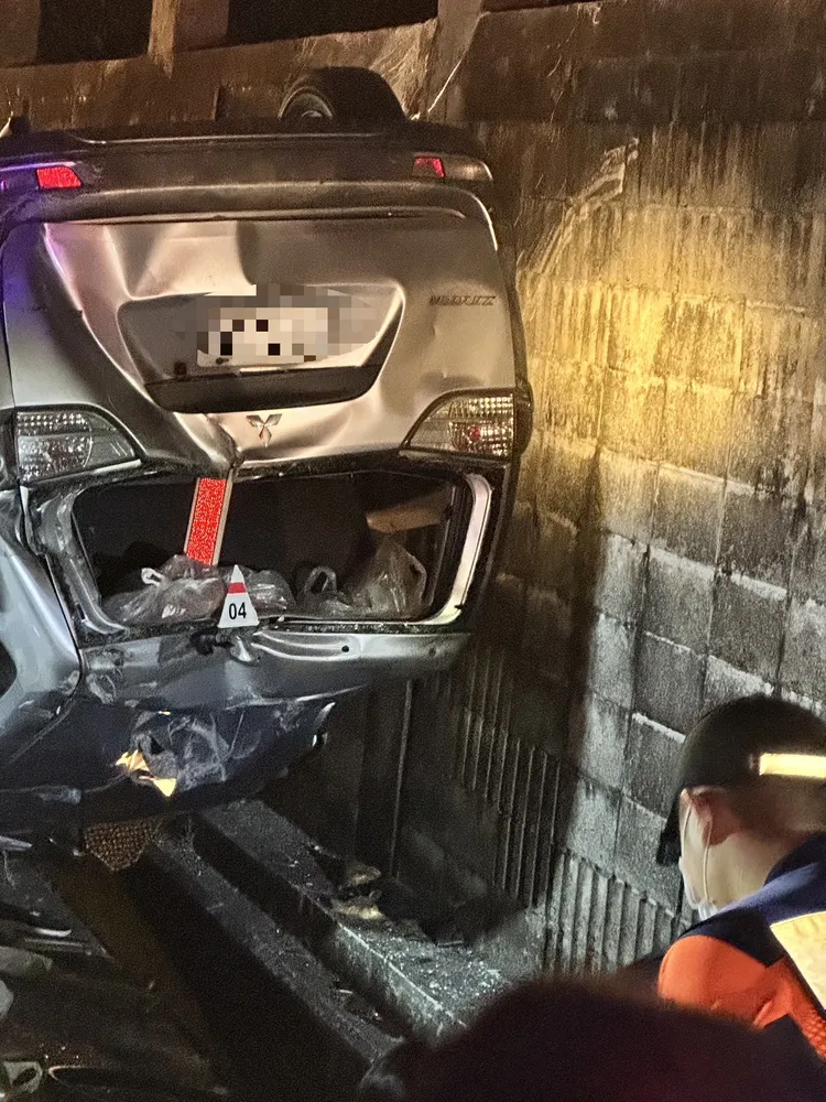 休旅車自撞後越過護欄翻覆。讀者提供