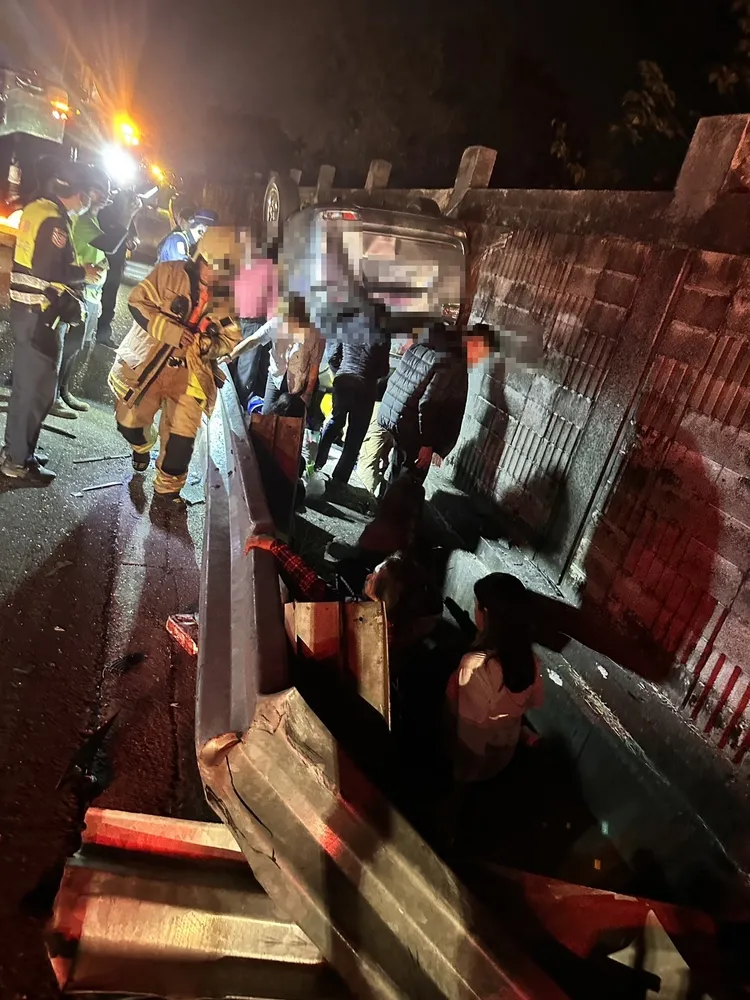 駕駛供稱，閃避前車時，失控自撞護欄後翻車。讀者提供