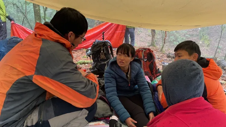 搜救人員抵達患者位置。翻攝畫面