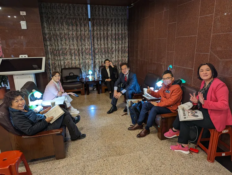 7點前就來卡位的朝野7立委，同時也上演另類的朝野和解。蘇柏銓攝