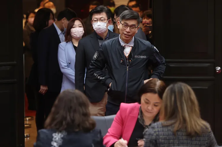 7點過後，鍾佳濱、郭國文與陳琬惠也到立法院報到，擠進最早到的前十名。林林攝