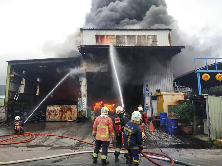 警消獲報前往灌救。新北市消防局提供