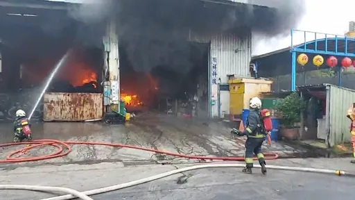 新北輪胎工廠火煙竄天際 環保局監測PM2.5紅色警示!最高開罰2千萬